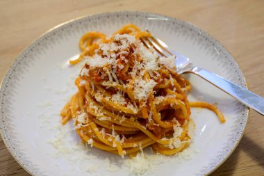 İtalyan spagettisi ya da İtalyan makarnası, domates sosu, Guanciale ve Pecorino Romano peyniri.