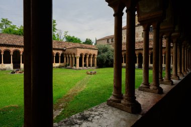 İtalya, Verona 'daki Basilica di San Zeno Manastırı veya Avlu