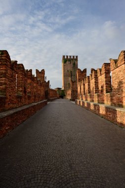 Ponte di Castelvecchio Köprüsü Verona, İtalya 'daki Old Scaliger Kalesi' nde.