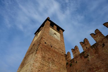 İtalya 'nın Venedik Bölgesi' ndeki Saliger Kalesi, Verona 'daki Eski Kale' nin Castelvecchio Kulesi.