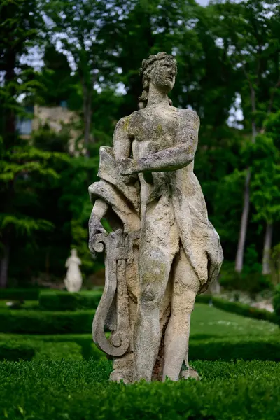 Giardino Giusti Bahçesi 'ndeki heykel ve Veneto Verona' daki park.