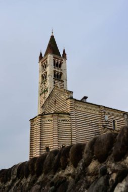 San Zeno Maggiore Bazilikası. İtalya Verona 'da kulesi olan.