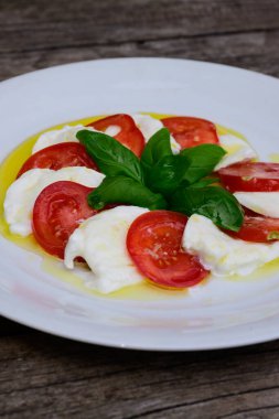 Mozzarella di Bufala Campana 'lı Insalata Caprese Salatası, Kırmızı Domates ve Yeşil Basil Yaprakları Ekstra Bakire Zeytinyağı