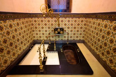 Karlovy Vary, Bohemya, Çek Cumhuriyeti - 13 Ağustos 2025: Cisarske Lazne Imperial Bath Interior with Banyo.