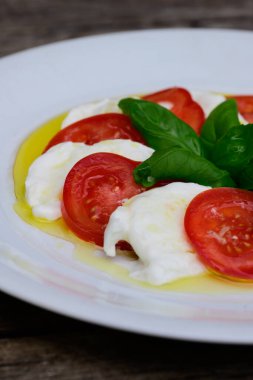 Mozzarella di Bufala Campana 'lı Insalata Caprese Salatası, Kırmızı Domates ve Yeşil Basil Yaprakları Ekstra Bakire Zeytinyağı