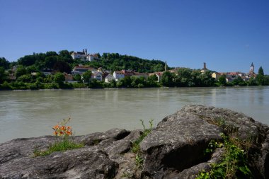 Passau, Bavyera, Almanya 'da Innstadt ile Inn Nehri Manzarası