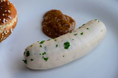 Weisswurst Bavyera dana eti sosisi ya da geleneksel tatlı hardal ve simit ile servis edilen beyaz sosis.