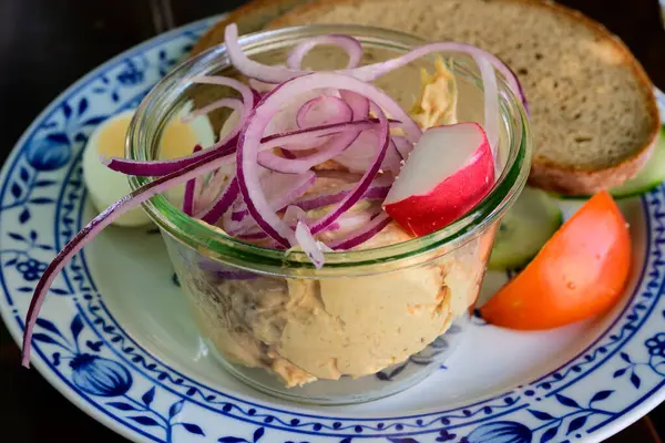 Obatzda, Obazda ya da Obatzter Bavyera Peyniri Soğan ve Ekmeğe Kapalı Yaklaş