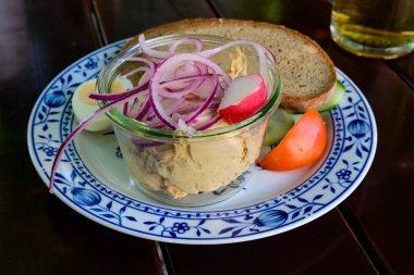Obatzda, Obazda veya Obatzter Bavyera Peyniri Soğan ve Ekmek ile süslenmiş Helles Lager Birası