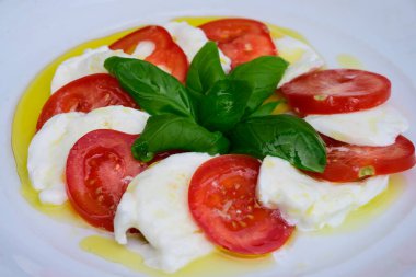 Mozzarella di Bufala Campana 'lı Insalata Caprese Salatası, Kırmızı Domates ve Yeşil Basil Yaprakları Ekstra Bakire Zeytinyağı