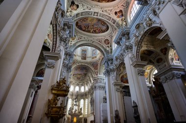 Passau Saint Stephen Katedrali ya da Dom St. Stephan Barok İçi Lavish Stucco Works ve Fresco