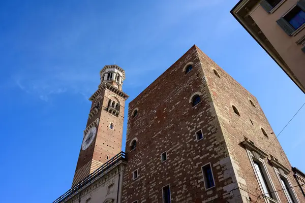 Torre dei Lamberti Şehir Kulesi Verona, İtalya 'daki Piazza delle Erbe' de