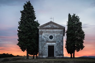 San Quirico d 'Orcia, İtalya - 18 Ağustos 2020: Val d' Orcia 'daki Chapel Capella della Madonna di Vitaleta, Gündoğumunda veya Şafakta İtalya.