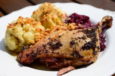 Çek Ördek Bacağı Köfte ve Kırmızı Lahana Konfitovana Kachna ile uyumlu