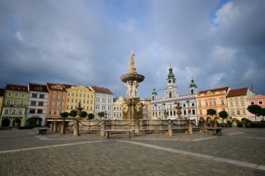 Ceske Budejovice, Çek Cumhuriyeti - 17 Ağustos 2025: Samson Fountain Samsonova Kasna Premysl Otakar II Meydanı.