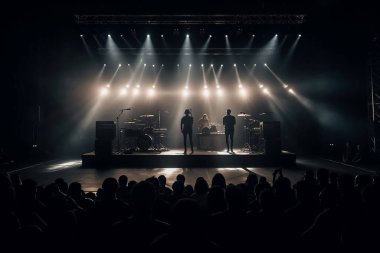 Bir müzik festivalinde ışık gösterisi. Sahnedeki insanlar. Siluetler ve ışık demetleri