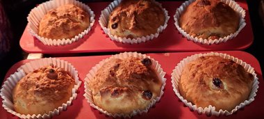 Fırında kuru üzümlü kek.. 