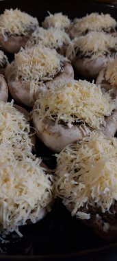 Fırınlamadan önce fırında peynirli şampiyon şapkası.. 