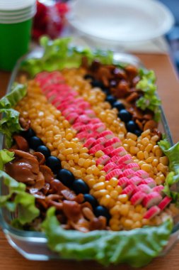 Mantarlı salata, zeytin, mısır ve marullu yengeç eti.. 