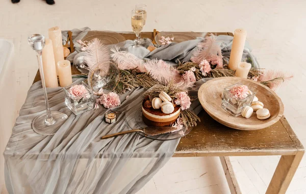 Hochzeitstorte Mit Blumen Und Makronen Schöne Tischgestaltung Mit Blumen Und — Stockfoto