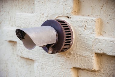 Otonom ısıtma sisteminin gaz kazanının egzoz borusu duvardan dışarı çıkıyor..