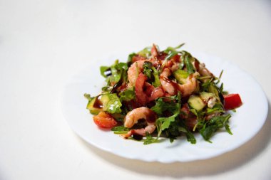 Avokado Dilimli Karides, Arugula, Domates ve Salatalık, Keto Dili Yemeye Hazır Yüksek Açı Görünümü, Kolay ve Sağlıklı Tarif. 