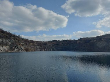 Su basmış granit ocağı. Sel basmış bir granit ocağının güzel manzarası. 