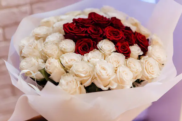 Güzel bir buket beyaz ve kırmızı gül. Bir buket gül şeklinde tatil için tebrik ederim.. 