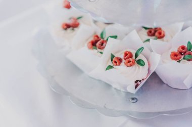 Ahududulu güzel tatil kekleri. Kutlama ziyafeti. 