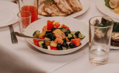 Taze salatalık, domates, tatlı biber, kırmızı soğan, peynir ve zeytinyağlı zeytin salatası. Sağlıklı yemek.. 