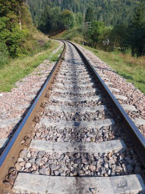 Demiryolu rayları, raylar ve ezilmiş taşlar. Endüstriyel arazi. Demiryolu kavşağı. Ağır endüstri, tren yolu. 