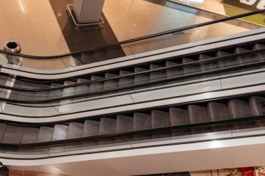 Alışveriş merkezinde yürüyen merdiven. Metroda otomatik yürüyen merdiven.. 