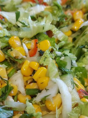 Mısır ve çeşitli sebzeli lahana salatası. Taze sağlıklı salata, yakın plan.. 