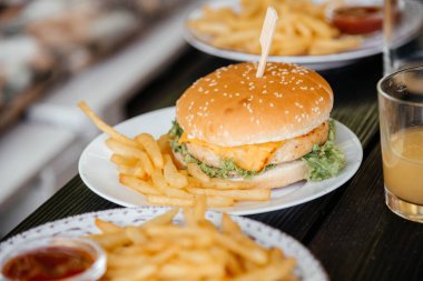 Lezzetli peynirli burgerin yanında patates kızartması.. 