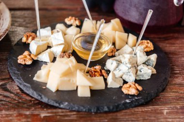 Tahta masada bal ve fındıklı peynir tabağı.. 