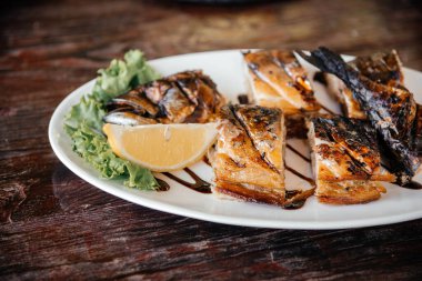 Limonlu kızarmış uskumru balığı parçaları. Sağlıklı balık. 