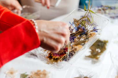 Ketçaplı patates kızartması. Patates kızartması ve soslu beyaz tabak. Lezzetli ama sağlıksız yemek.. 