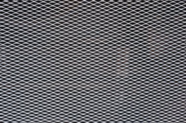 Siyah arkaplanda beyaz genişletilmiş metal ağ. 