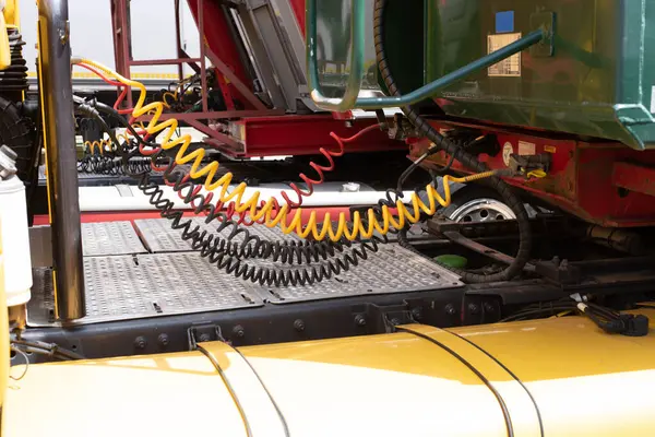 Traktörden karavana sıkıştırılmış hava sağlamak için kamyonet pnömatik hortumları. Araba aksesuarları, araba parçaları, sarı, kırmızı ve siyah tüpler.. 