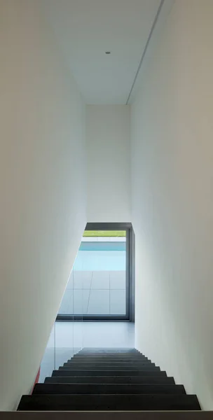 Siyah Basamaklı Beyaz Duvarlı Merdiven Merdivenin Altında Havuzu Iyi Korunmuş — Stok fotoğraf