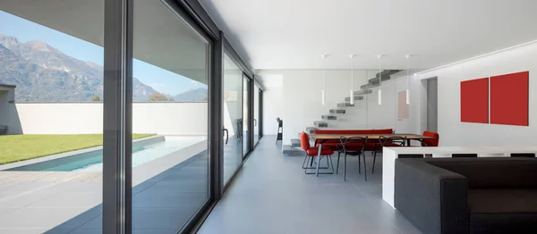 Vorderansicht Eines Modernen Wohnzimmers Mit Dunklem Sofa Dahinter Ein Tisch — Stockfoto
