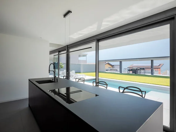 Schwarze Moderne Küche Mit Spüle Und Hockern Gibt Helle Fenster — Stockfoto