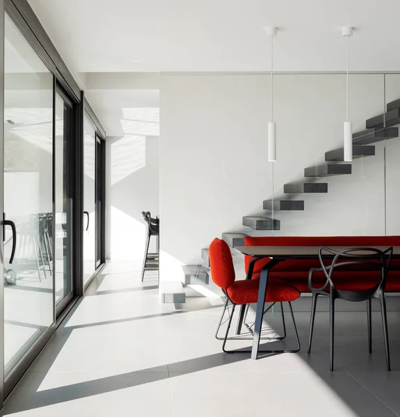 Detalhe Moderno Sala Estar Com Poltrona Sofá Vermelho Escadaria Cantilevered — Fotografia de Stock