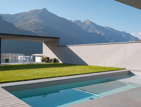 Schwimmbad Mit Blick Auf Die Schweizer Alpen Gibt Einen Garten — Stockfoto
