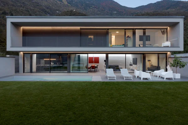 Frontaal Uitzicht Modern Huis Met Zwembad Tuin Verlicht Door Led — Stockfoto