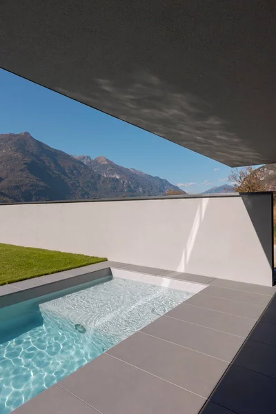Modernes Haus Mit Schwimmbad Und Garten Reflexion Des Wassers Der — Stockfoto