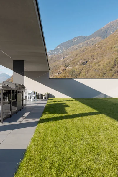 산으로 둘러싸인 현대식 의정원 — 스톡 사진