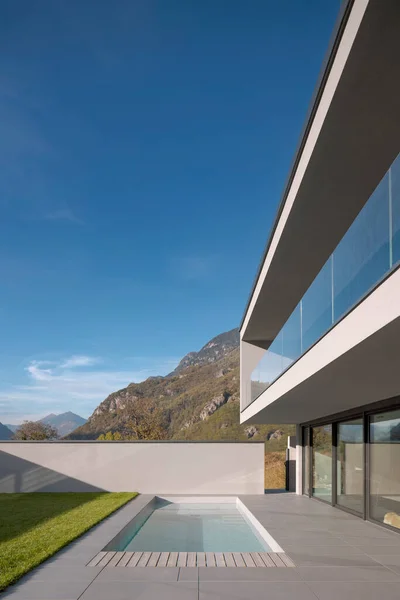 Exterieur Moderne Villa Met Zwembad Het Huis Omgeven Door Bergen — Stockfoto