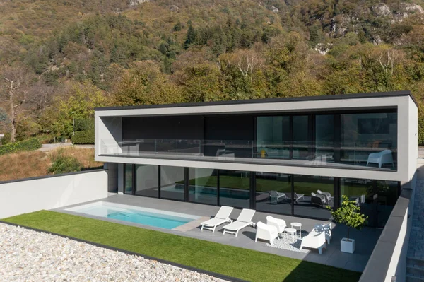 Außen Moderne Villa Mit Schwimmbad Das Haus Ist Von Bergen — Stockfoto