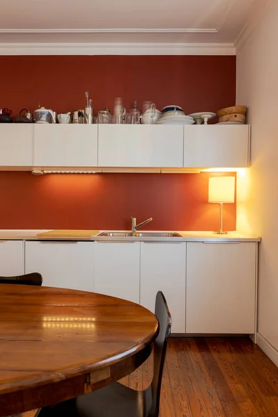 Elegant Kitchen Red Backsplash White Walls Antique Apartment Interior Modern — Stock Photo, Image